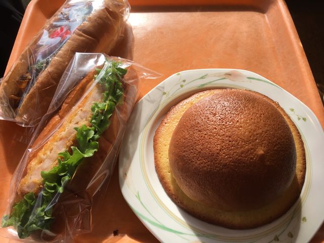 私は帽ぼうしパン、主人はカレーパン。海老かつ?と焼きそばパンは半分こして食べました。_リンベル
