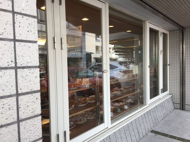 私たちは車で行きました。お店の横には4台ほど駐車場があります。_リンベル