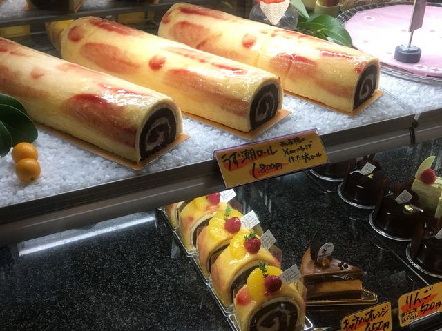 西海橋を1000分の1サイズにしたユニークなうず潮ロール。長〜いです。_お菓子のいわした