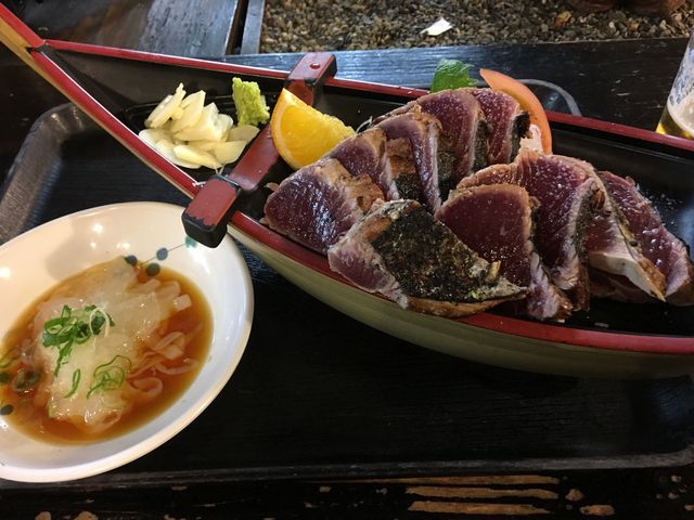 やいろ亭の塩タタキ。場所とるけどお城下広場カウンター席に座れたので舟盛りにしちゃいました。_やいろ亭