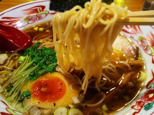 このチャーシュー麺のビジュアルが大好き。麺リフト(麺持ち上げ)ショット。_ラーメン武藤製麺所
