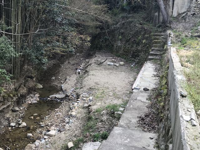 こんな感じで段になった地形ですので、あまり大きなテントやタープは、ペグダウン出来ないと思います_ホテル山荘有馬香花園