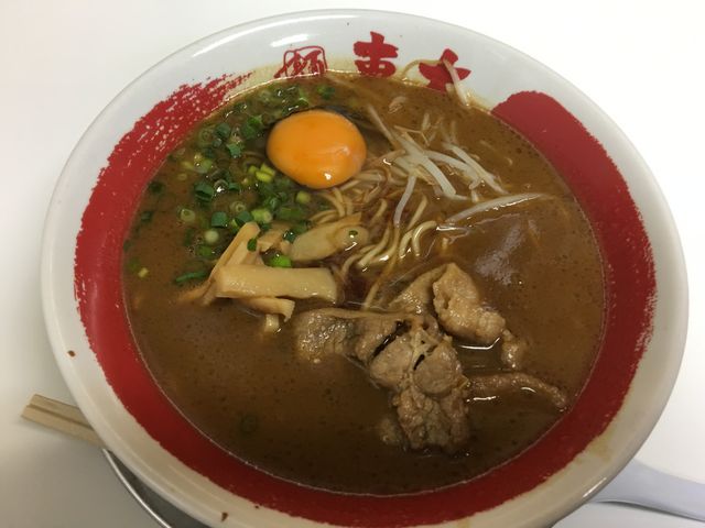 無料の生たまごを入れて_ラーメン東大 大道本店