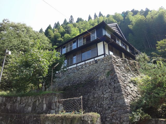 山の麓にあります。周囲には田園風景が広がっています。_郷緑温泉