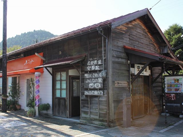 理髪店と一体となった駅舎。_安部駅
