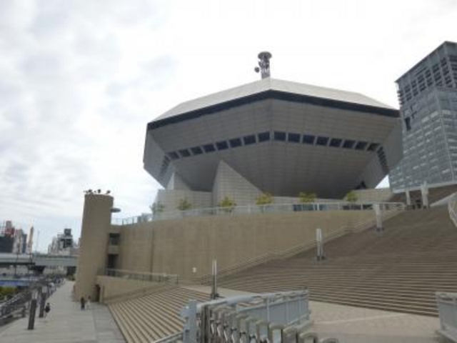 UFOを思わせるような外観です_湊町リバープレイス