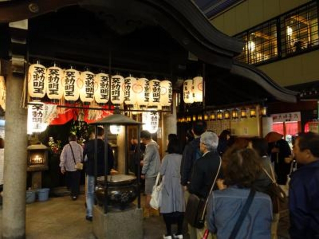 飲み屋街の真ん中にあります_法善寺
