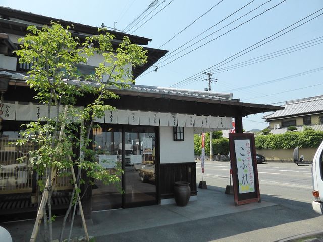 店の横に駐車場があります_阿さひ飴本舗 菓蔵家 本店