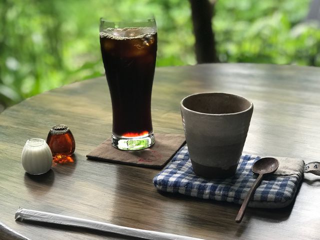 【cafe kaeru】お外の席でプリンとアイスコーヒー_cafe kaeru