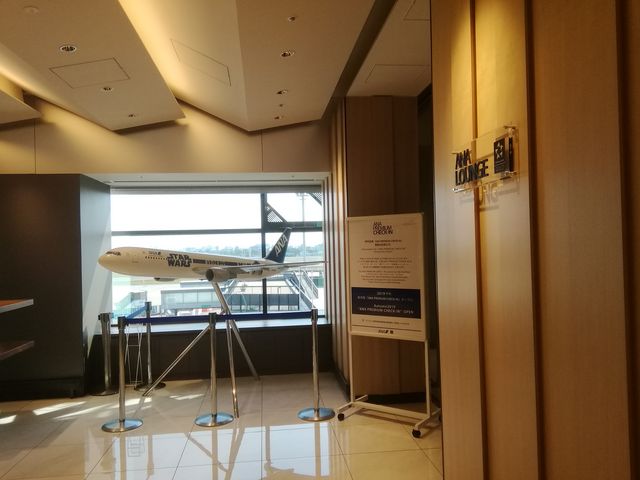 ANAラウンジの入り口には、スターウォーズ機が_ANA 伊丹空港ラウンジ