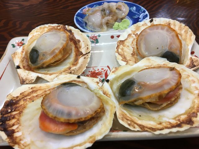 帆立は2個はお刺身、4個は焼いてもらいました。自分達で焼くこともできます。_あおもり帆立小屋