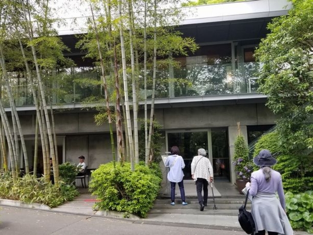 テッセンとうつわ茶房の建物玄関。竹に囲まれた和の雰囲気_日本料理 テッセン
