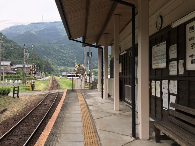 長良川鉄道の駅ホームの中にあります_日本まん真ん中温泉子宝の湯