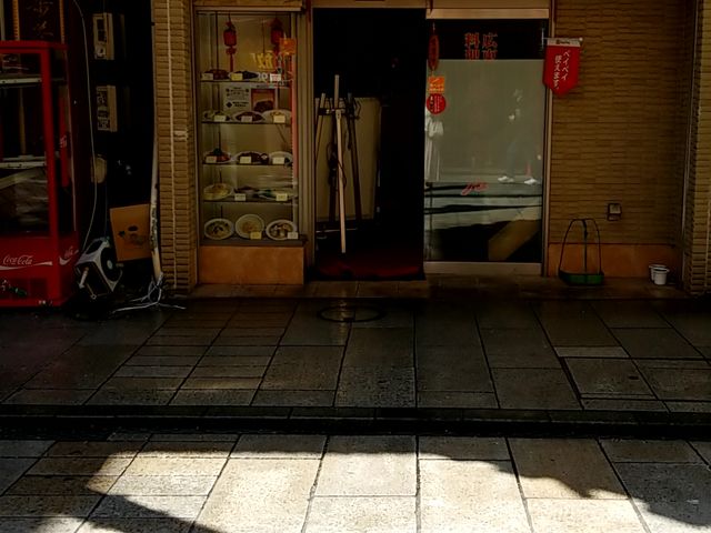黄色い看板が目印です_海南飯店