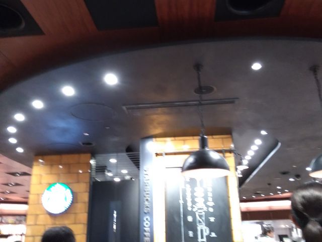 つい、長居してしまう、落ち着いたスタバ_スターバックス コーヒー LUCUA osaka店(Starbucks Coffee)