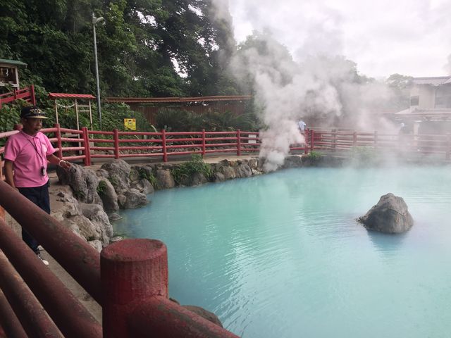 係のおじさんが噴気のパフォーマンスをしてくれます_かまど地獄