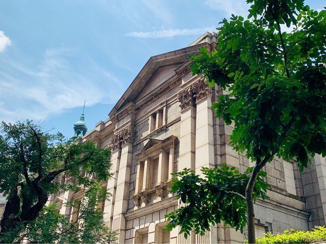 【神奈川県立歴史博物館(旧横浜正金銀行本店本館)】緑と一緒に_神奈川県立歴史博物館(旧横浜正金銀行本店本館)