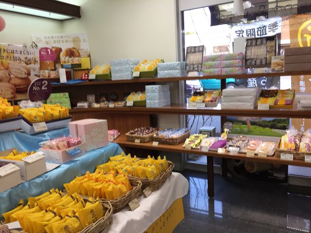 店内1_シャトレーゼ 成田店