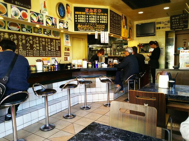 バーのようなカウンターとテーブル席もあります_雪国ラーメン