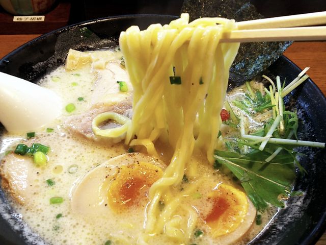 特選熟成塩ラーメンの麺持ち上げ(麺リフト)_らーめん しおの風