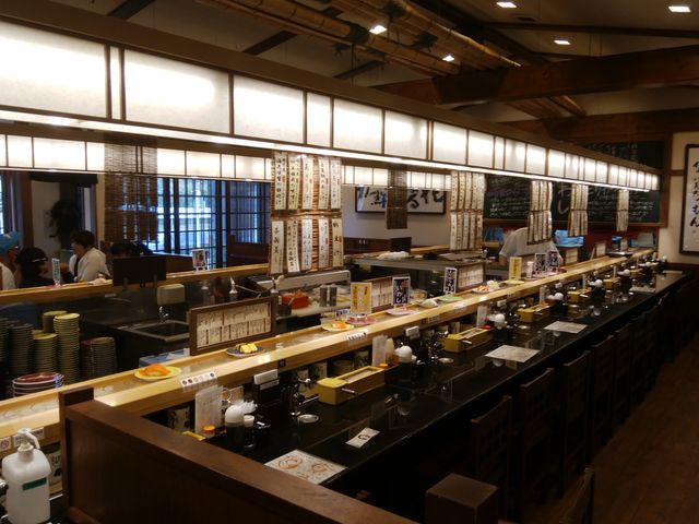 綺麗なカウンターです。_回転寿司 根室花まる 根室店