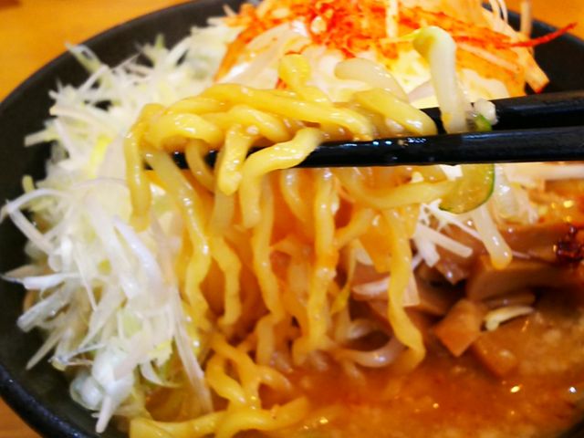 縮れ太麺の麺持ち上げ(麺リフト)_メガらーめん