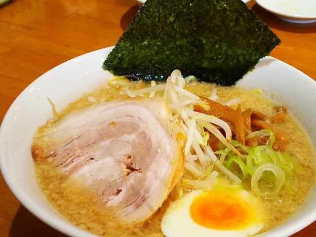 豚骨スープの醤油ラーメン_メガらーめん