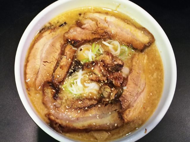 ホロホロのチャーシューがたくさんの味噌チャーシュー麺_梁山泊