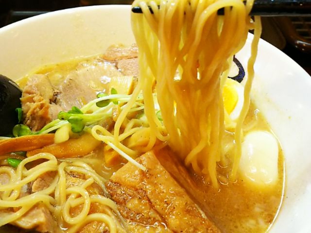 中太ストレート麺をリフト_ゆうひ屋