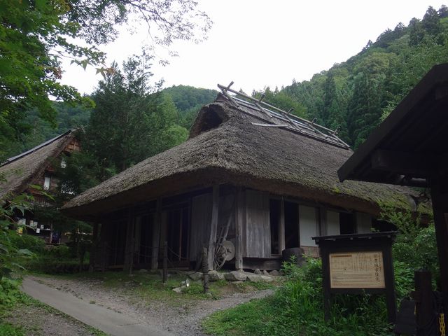 古い民家が移築されています。_平湯民俗館お食事処禄次