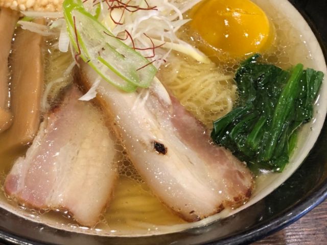 看板メニューの特選しおそば。赤羽の人気ラーメン店。_焙煎汐蕎麦処 金字塔