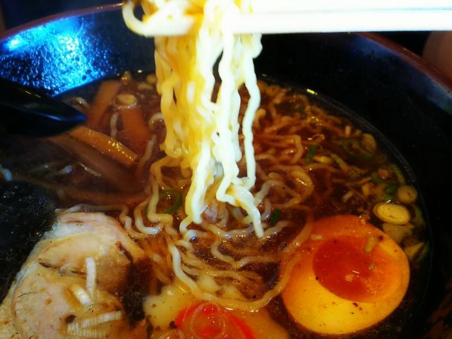 醤油ラーメンの麺持ち上げ(麺リフト)_ほくしん 草加谷塚店