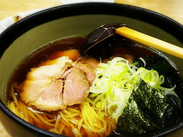 ここは外国人にも人気のラーメンショップ。_ラーメンばやし