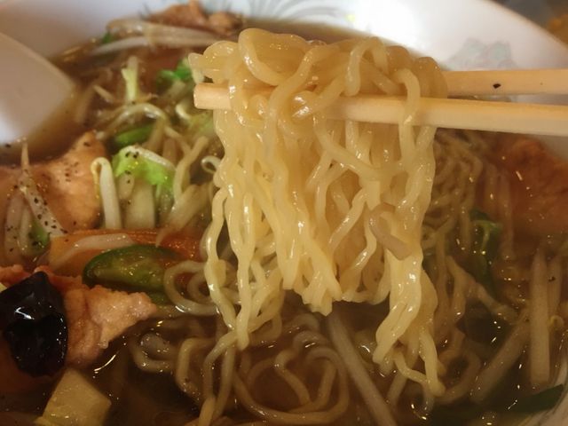 中太縮れ麺の麺持ち上げ(麺リフト)_菜来軒