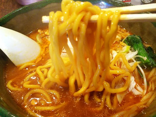 辛味噌そばの麺持ち上げ(麺リフト)_焙煎汐蕎麦処 金字塔