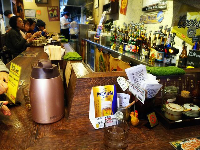 バーのようなカウンター席_焙煎汐蕎麦処 金字塔