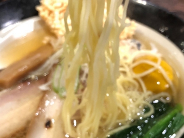 特選しおそばの麺持ち上げ(麺リフト)_焙煎汐蕎麦処 金字塔