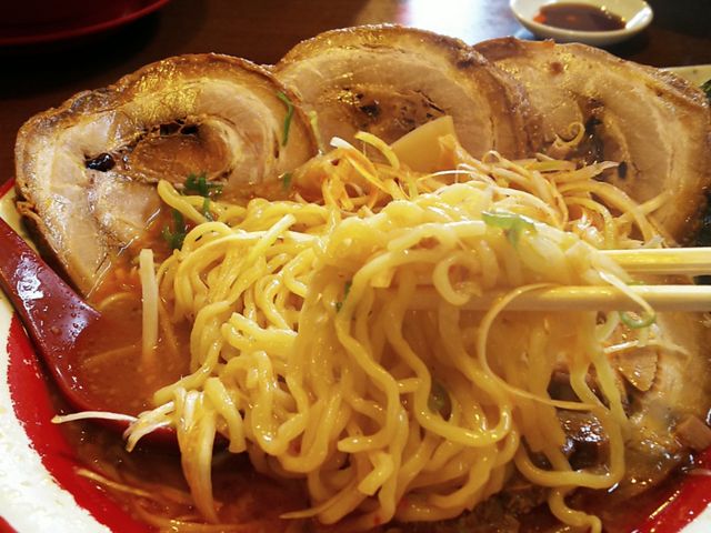 ネギ山チャーシュー麺の麺持ち上げ(麺リフト)_ラーメンのまめぞう 草加店