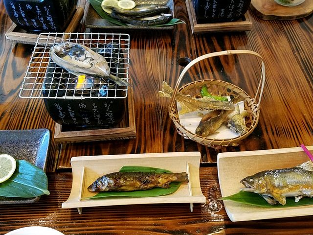 個室でいただく『鮎づくし膳』は、遠くから食べに行く価値ありです。
_のどかの味処みやちか