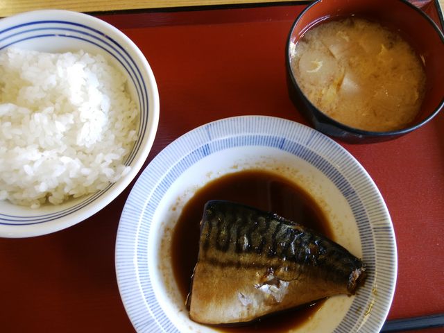 さば煮/めし(中)/みそ汁・計572円_まいどおおきに 清水江尻食堂