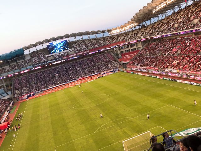 スタジアム最上部(4階)からでも選手の動きが手にとって見えます。下の階なら、臨場感がさらにあります。_カシマサッカースタジアム