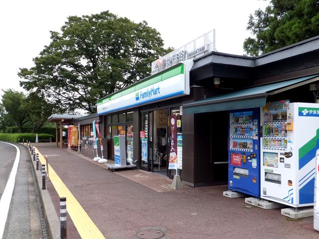 こちらから見るとファミマとトイレだけ。_北陸自動車道女形谷下りハイウエイショップ
