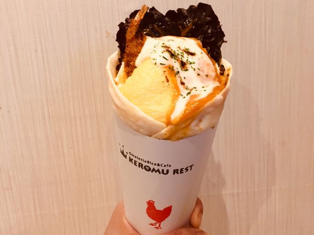 エビにウニにモツァレラチーズ、贅沢なハンドオムライスです。_ケロムレスト
