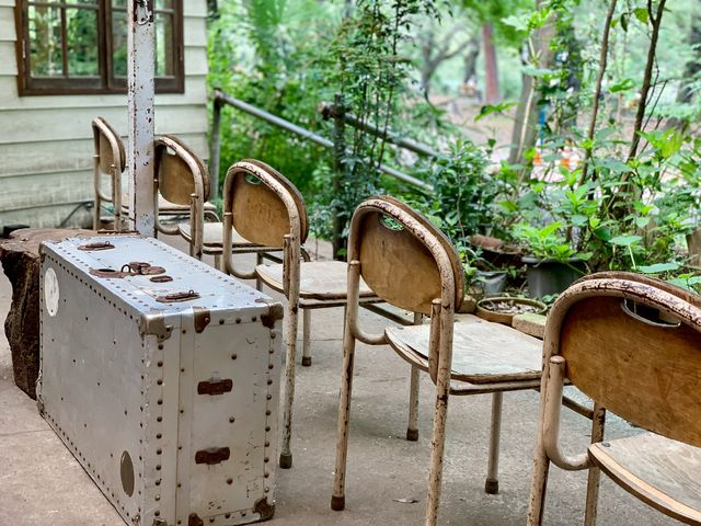 【ブルースカイコーヒー】小学校の椅子_ブルースカイコーヒー