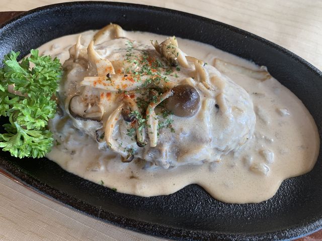 ポルチーニクリームソースのハンバーグ_レストラン カリブ