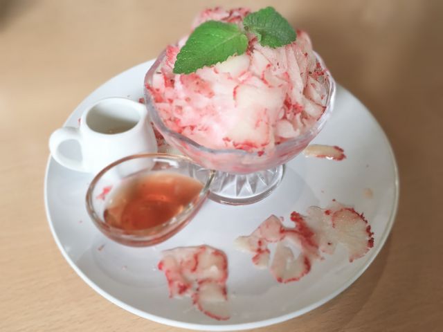 自家製イチゴを使用したかき氷。と言っても氷は使用せず、削りイチゴです。美味しい。_自然派カフェ リバースヴィレッジ Rebirth Village