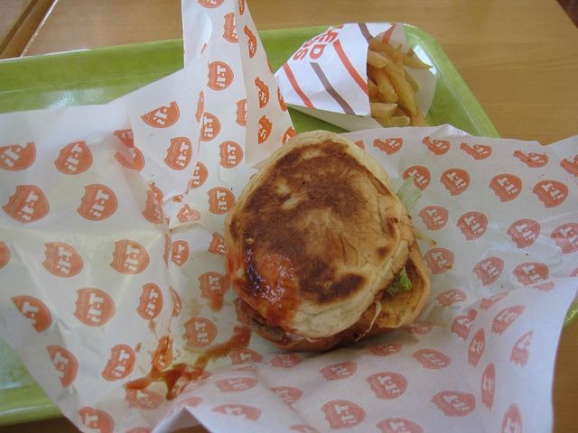 パンはしっかりと焦げ目がついて硬かったけど美味しかった。
_ティーワンズ(T―1’s)バーガーカフェ