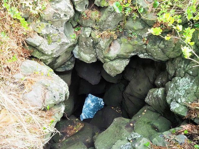 約10m下に波しぶき(穴口)_橋立つり橋