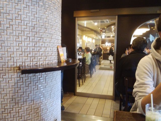 店内から駅構内にすぐに出られる出口もあり、便利です。_ドトールコーヒーショップ北千住駅南側コンコース店