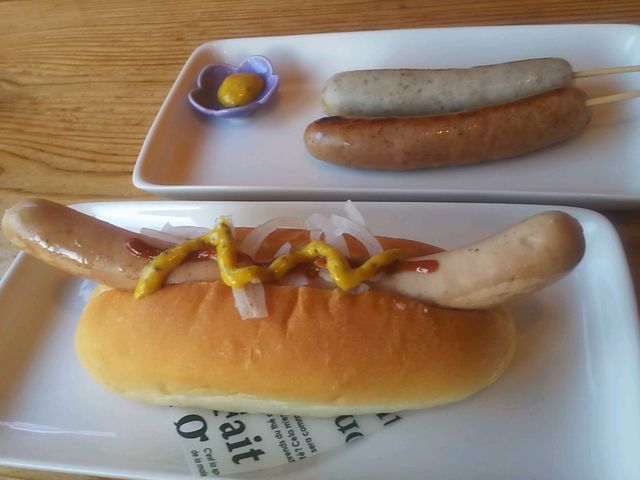 ホットドッグとソーセージ
とっても美味!_デュッセル